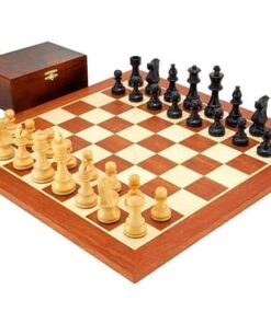 Ensemble "French Knight Black" Echiquier en Bois d'Acajou et d'Erable, Jeu d'Echecs en Bois de Buis & Coffret de Rangement en Bois de Bouleau