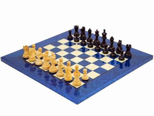 Ensemble "Fierce Knight" Echiquier en Racine d'Erable Bleu et Jeu d'Echecs en Bois d'Ebène et de Buis