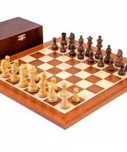 Ensemble "Championship" Echiquier en Bois d'Acajou et d'Erable, Jeu d'Echecs en Bois de Rose Doré et de Buis & Coffret de Rangement en Bois de Bouleau